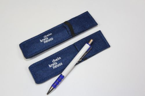 Kugelschreiber in weiß, blau und silber in einer dunkelblauer Filztasche.