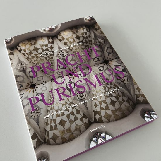 Ein geschlossenes Buch auf einem Tisch, mit einem einfachen Cover-Design. Der Titel ist deutlich sichtbar und das Buch scheint in gutem Zustand zu sein, bereit zum Lesen oder zur Aufbewahrung in einer Bibliothek.