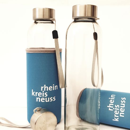 Der perfekte Begleiter für jeden Ausflug: gläserne Trinkflasche im modernen Design.