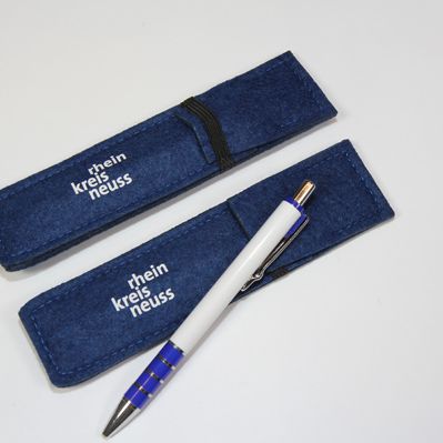 Kugelschreiber in weiß, blau und silber in dunkelblauer Filztasche.