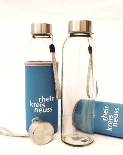Glasflasche mit Schraubverschluss, Trageriemen sowie blau-weißem Neopren-Überzug und „Rhein-Kreis Neuss“-Schriftzug.