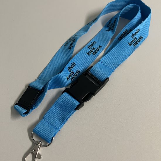 Das praktische Schlüsselband in hellblau mit schwarzem Schriftzug bietet Platz für mehrere Schlüssel. 