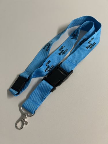 Das praktische Schlüsselband in hellblau mit schwarzem Schriftzug bietet Platz für mehrere Schlüssel. 